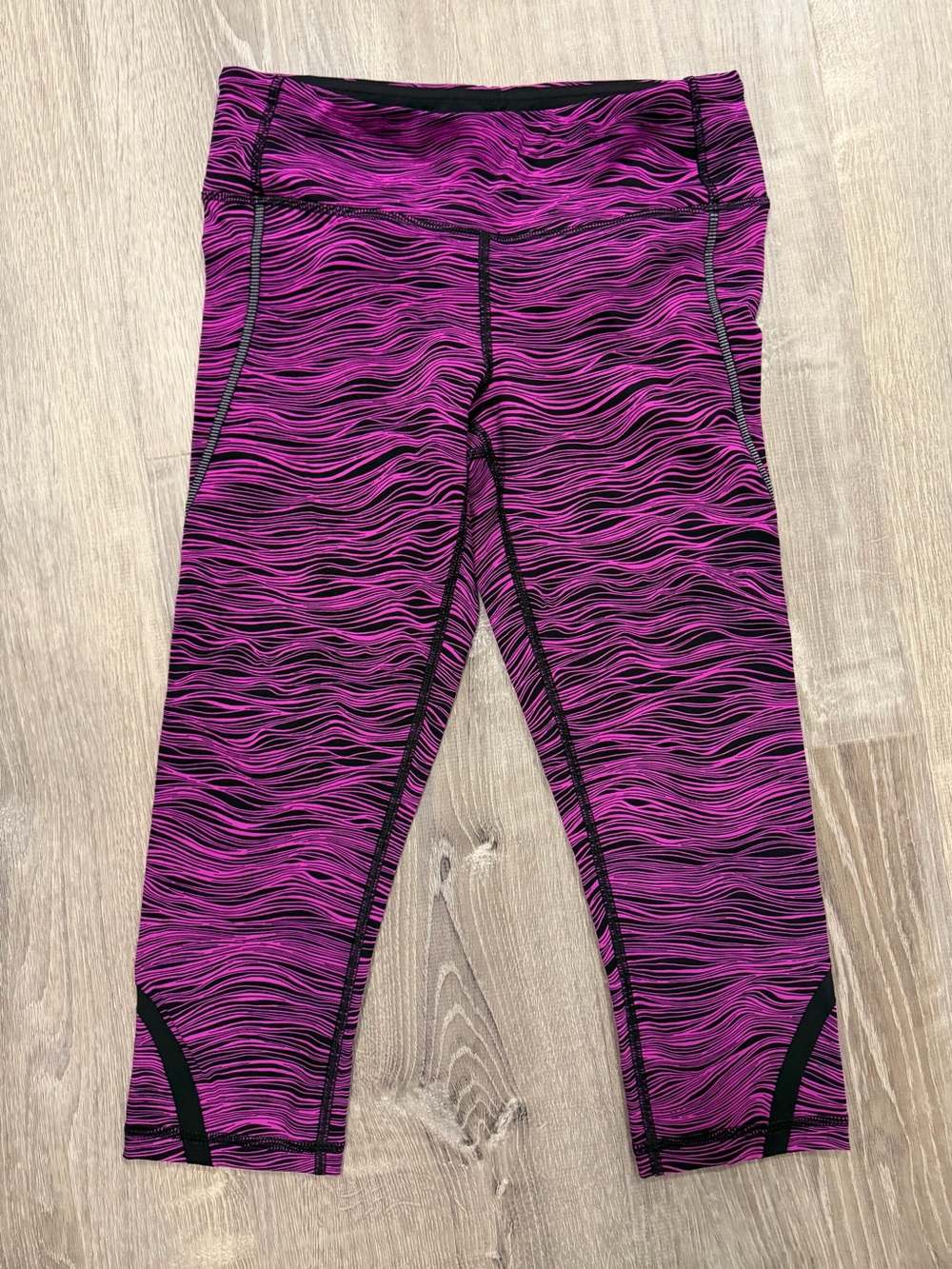 Lululemon crop tights size 4 pink black lines